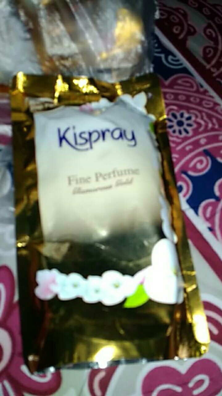 Kispray Pelicin Pakaian Fine Perfume Glamorous Gold 300ml<br />