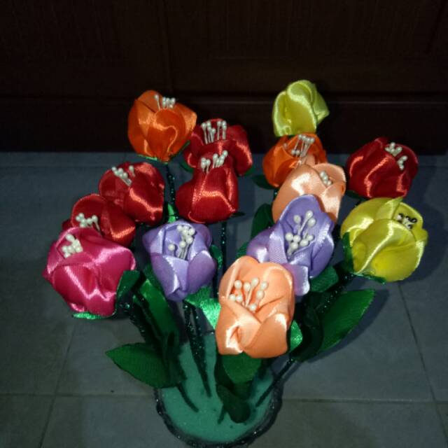 

Bunga tulip pita satin cantik