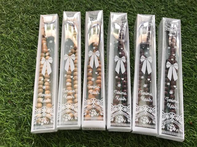 Souvenir Pernikahan Tasbih Kayu Hitam Putih kemas mika motif