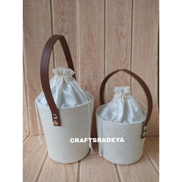 

TAS EMBER ANYAM PANDAN PARCEL SOUVENIR GAGANG SATU TUTUP SERUT TALI COKLAT Estetik Handmade