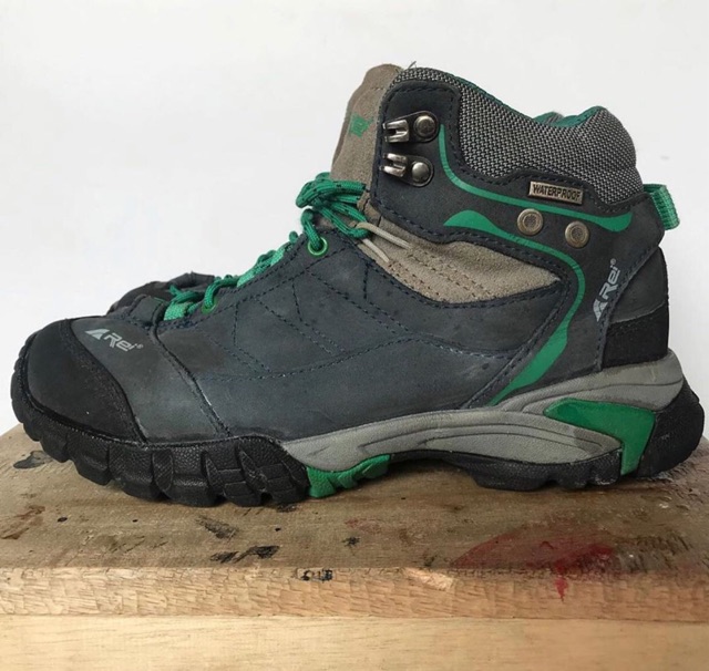 Sepatu Hiking rei arei silverback