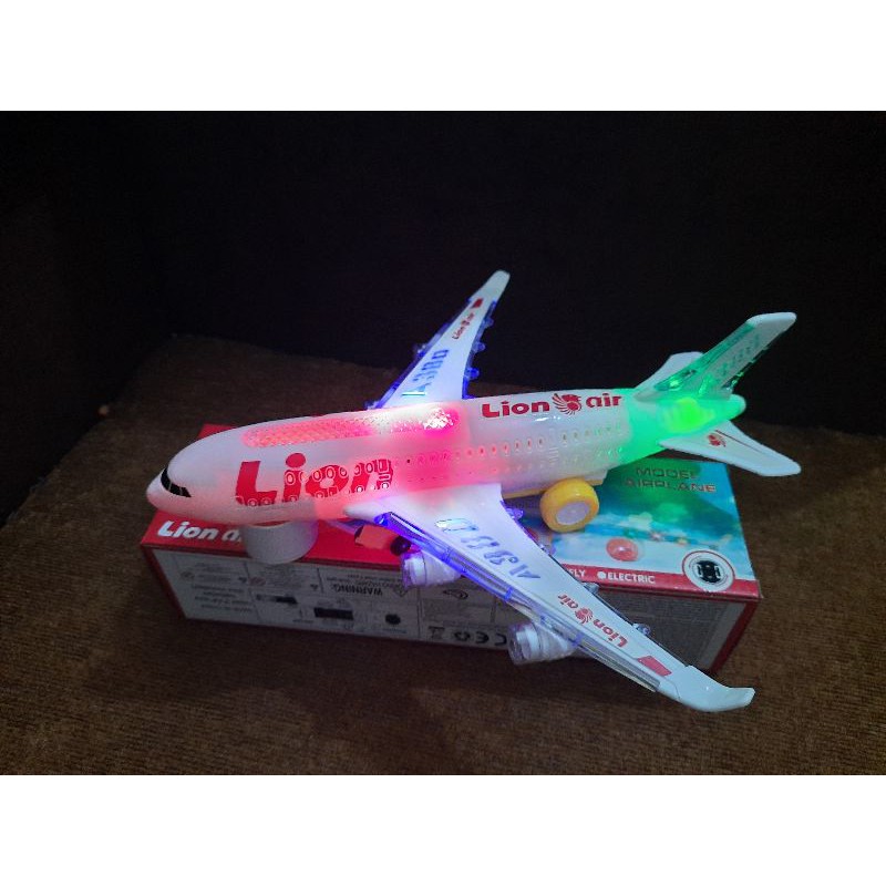 Mainan pesawat terbang lion air nyala mainan pesawat elektrik