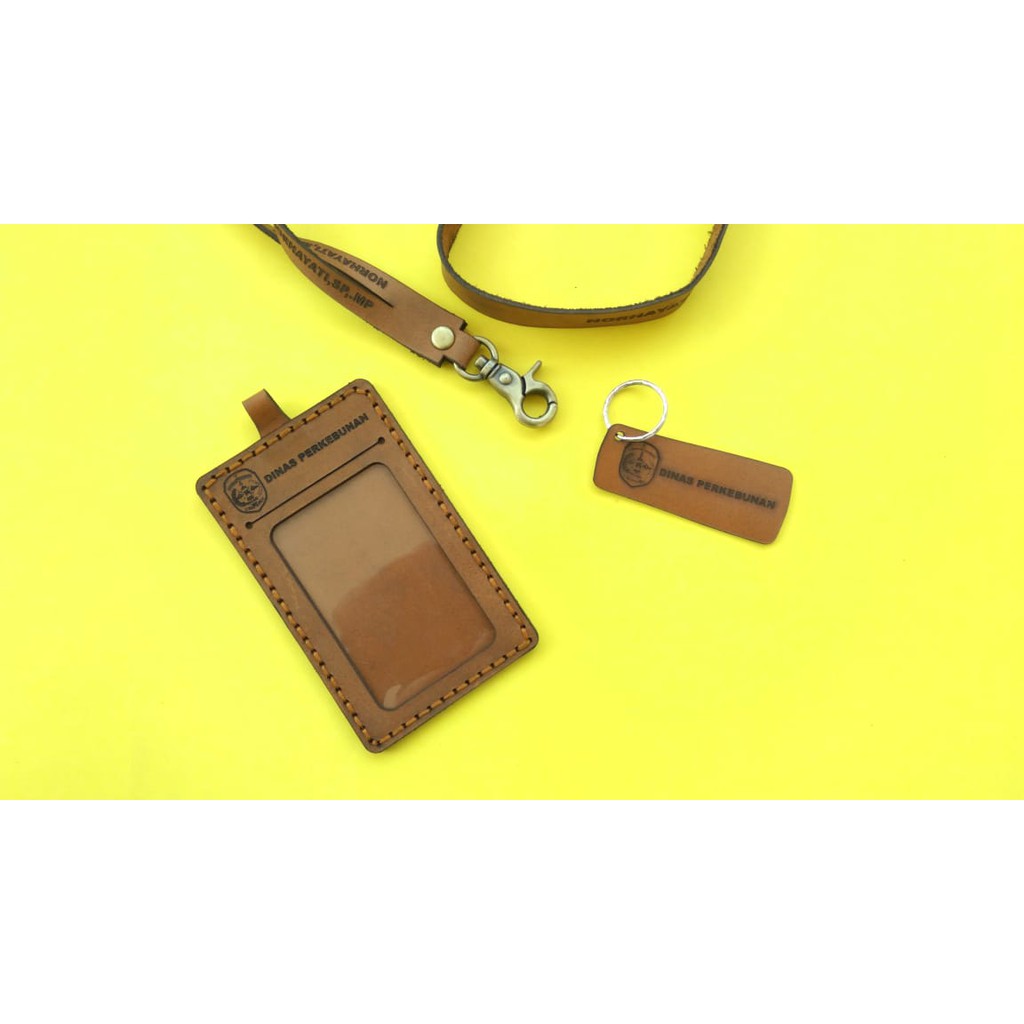 

Custom Name Tag Kulit Asli Bisa Gravir Nama dan Logo
