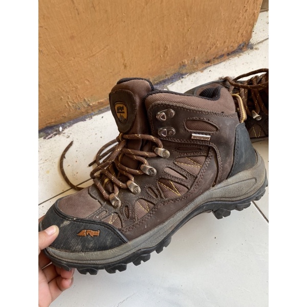 preloved Sepatu gunung Rei