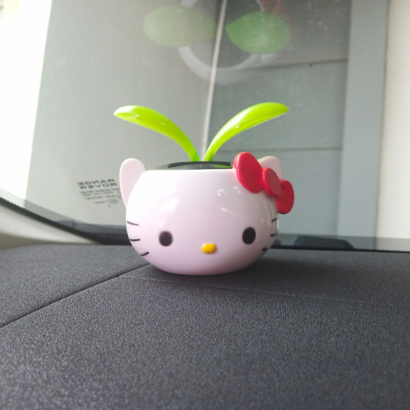 Doraemon HK Hello Kitty PLANT Series Boneka  Pajangan Mobil Solar Power