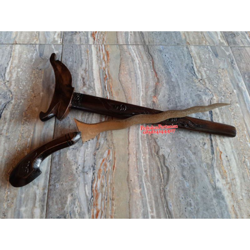 Pisau keris kuningan motif motif ukiran besar