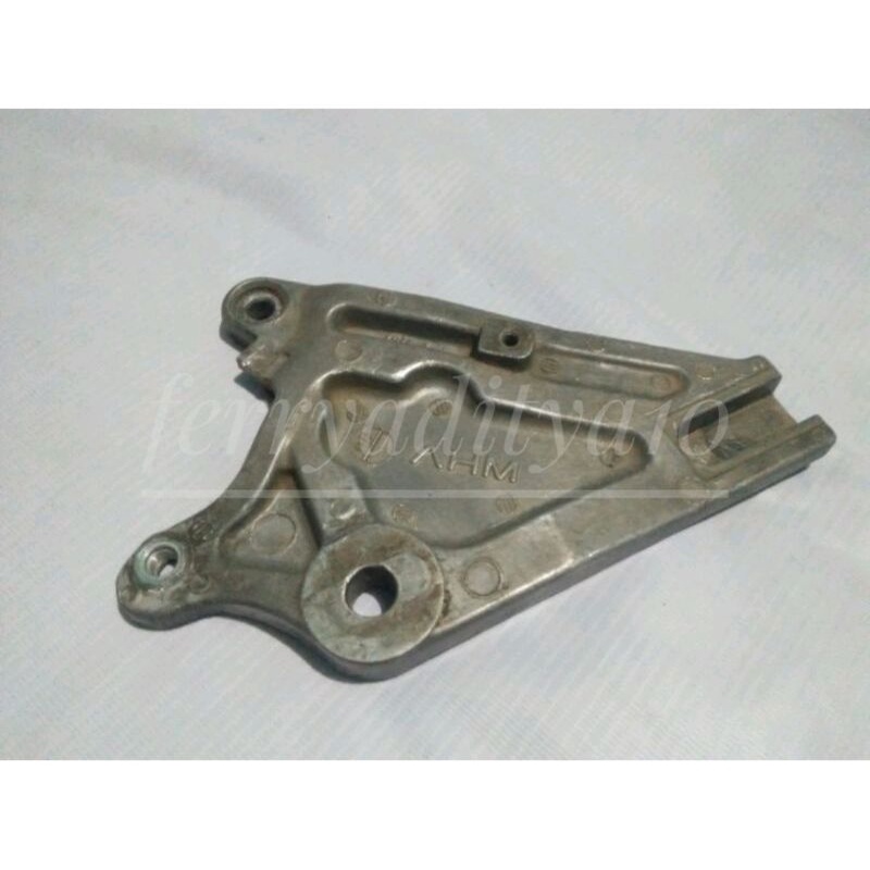 Breket adaptor kaliper Dudukan pangkon cakram belakang supra x 125 original