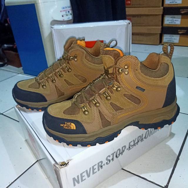 Sepatu outdoor sepatu tracking tnf cedar messa UK. 41