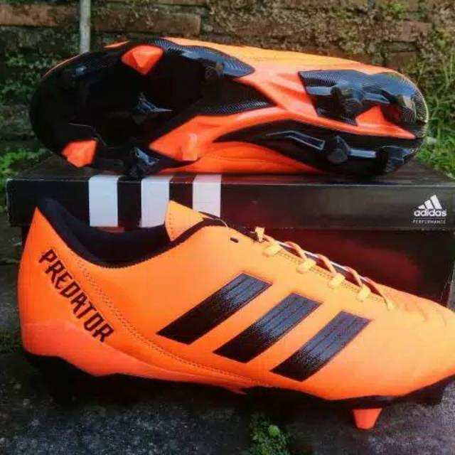 Sepatu bola predator orange