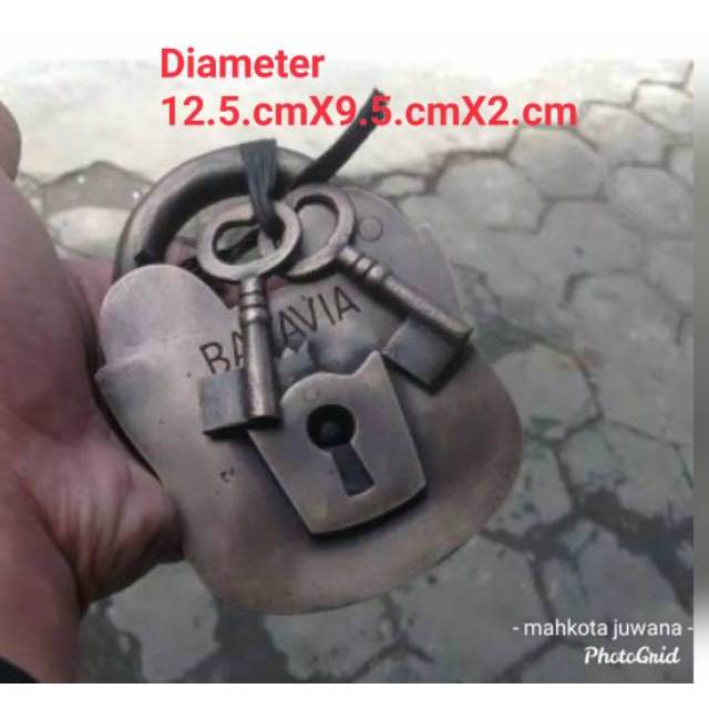 Gembok kuningan motif kuno. Gembok kunci antik