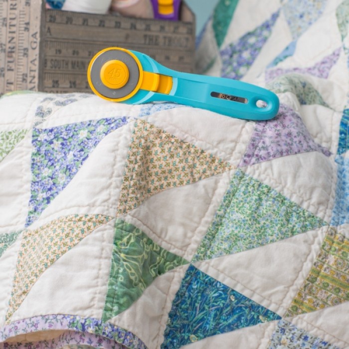 

RB Olfa RTY-2/C Alat Pisau Potong Kain Rotary Cutter 45 mm Splash Aqua 45mm