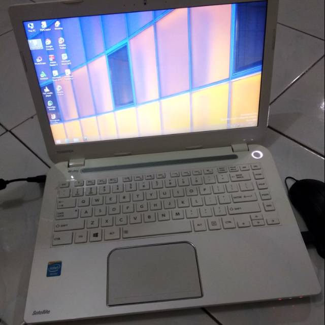 Laptop thosiba satellite L40-a
