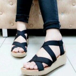 SEPATU WEDGES TALI KARET HITAM
