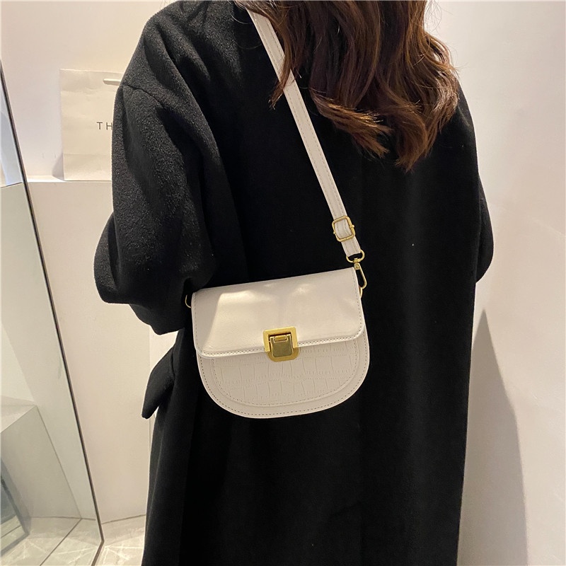 Tas Selempang Wanita Import Tas Batam Fashion Korea High Quality Pu Material Tas Selempang Vintage Half Circle Saddle bag Tas Selempang Bahu