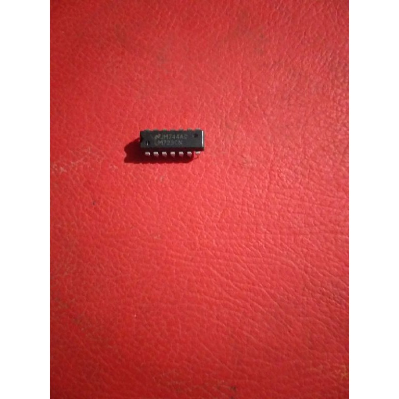 IC LM723 untuk adjustable voltage regulator