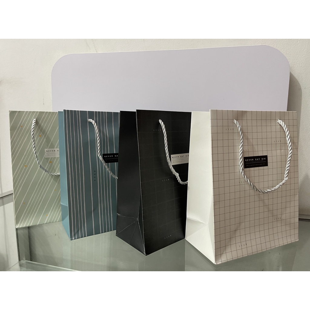 

Paper Bag Tas Bungkus Tempat Kado Hadiah Ulang Tahun Wisuda - Star
