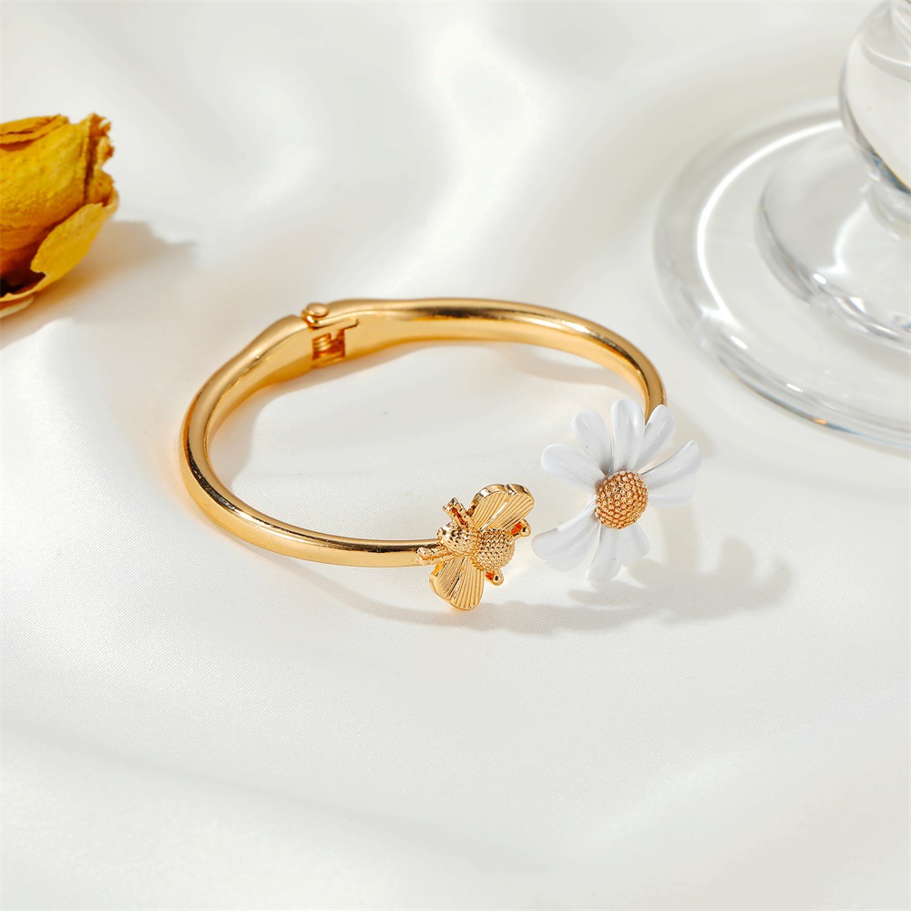 Ins Style Bee Small Daisy Bracelet Exaggerated Sweet Flower Open Bracelet