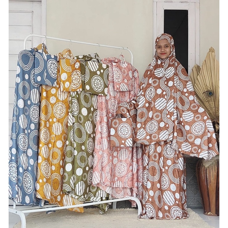 Mukena dewasa rayon motif bali / travelling / jalan / pouch