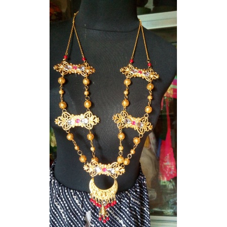 kalung baju adat