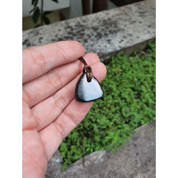 liontin natural black jade trilliant