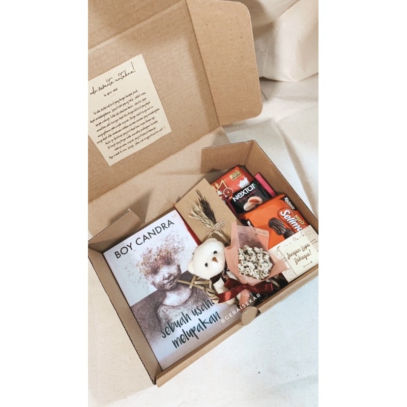 

Gift Box/Hampers Estetik Bunga Kering Rustic 'Sekotak Buku' by Gerai Sekar