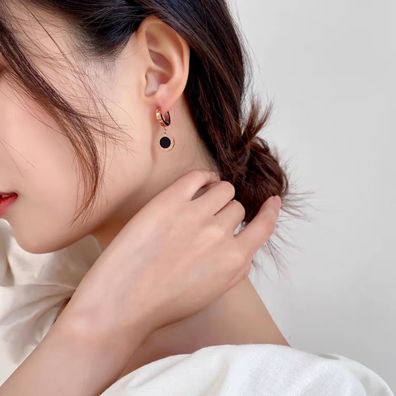 Anting Titanium Wanita Hitam Bulat Angka Romawi Liontin Gesper Telinga Anti Karat Anti Hitam Perhiasan Korea