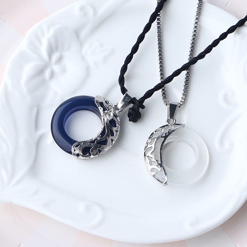 2pcs / set Kalung Liontin Bahan resin Warna Hitam Dan Putih Gaya Antik Untuk Pasangan