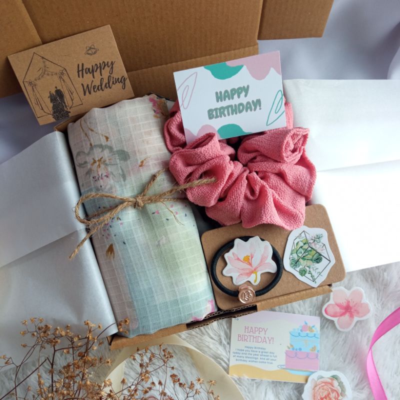 

Premium Hampers Hijab segi empat motif Kado ultah wedding lebaran wisuda