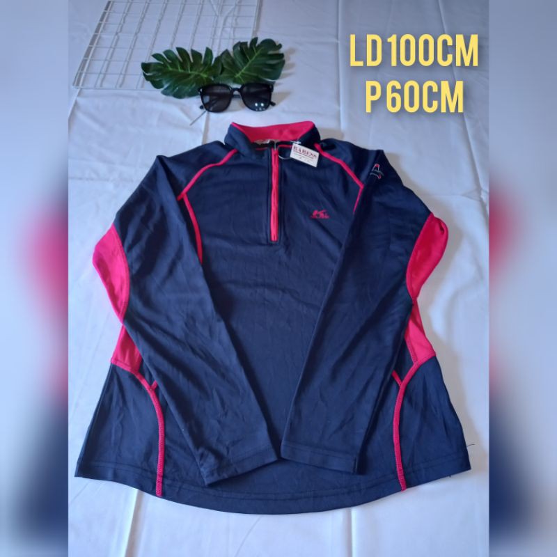 atasan kaos olahraga wanita berbahan karet