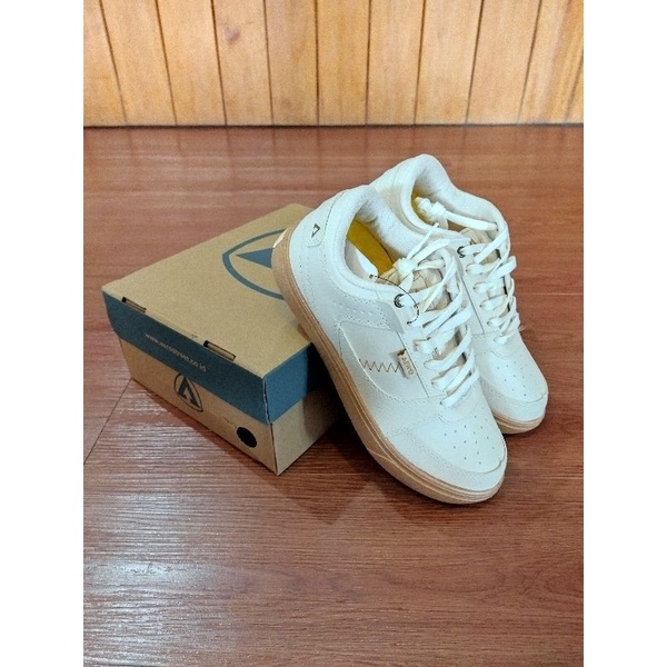 Aerostreet Hoops Broken White Gum - Sepatu Sneakers
