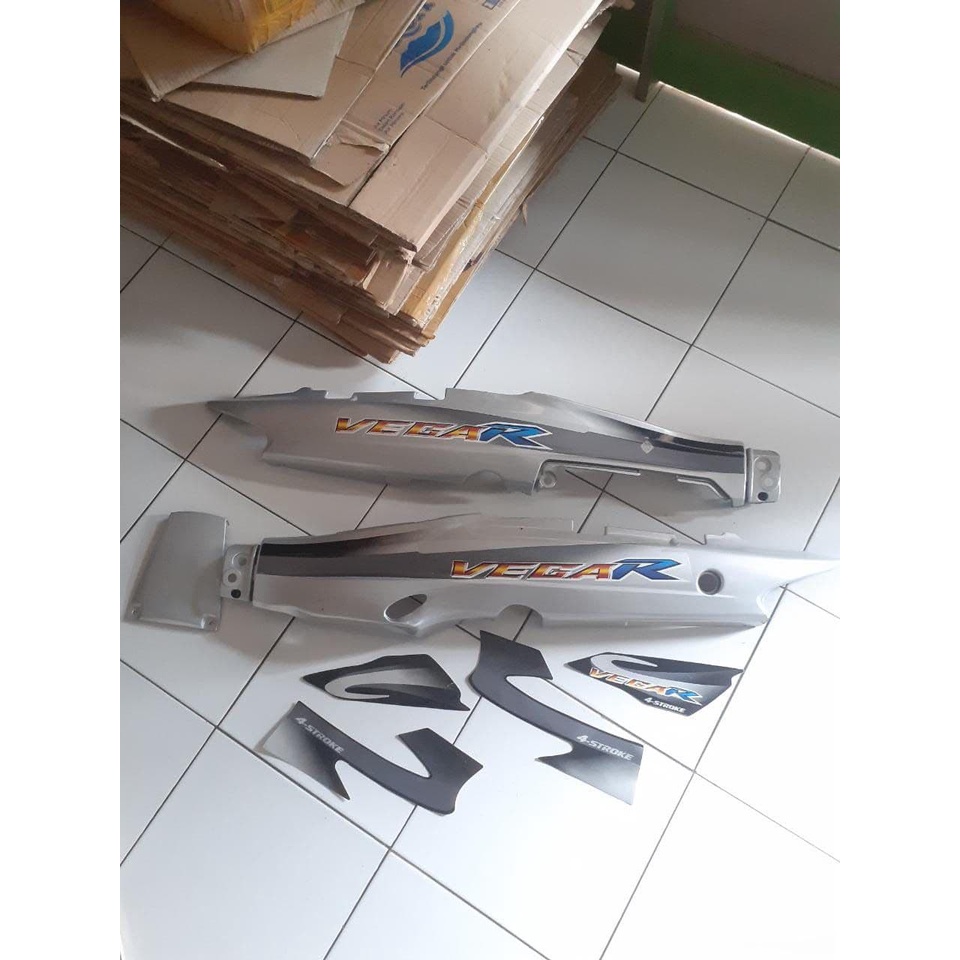 Cover body bodi belakang Yamaha vega r lama/ fiz r warna SILVER set striping