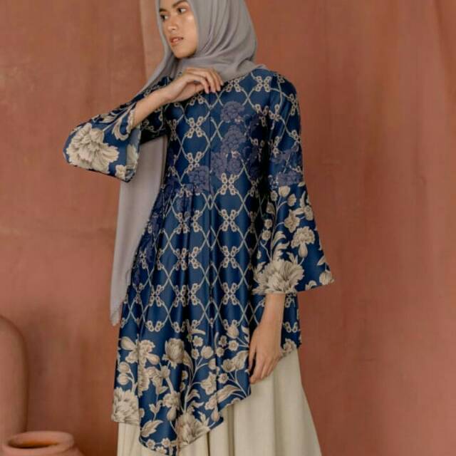 Flores tunic wearing klamby