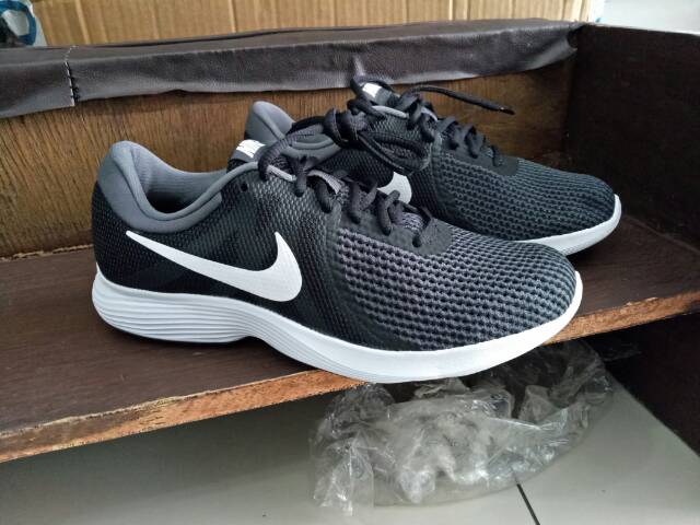 nike revolution 4 women's white
