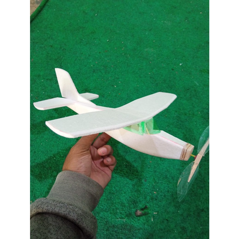pesawat mainan tenaga karet