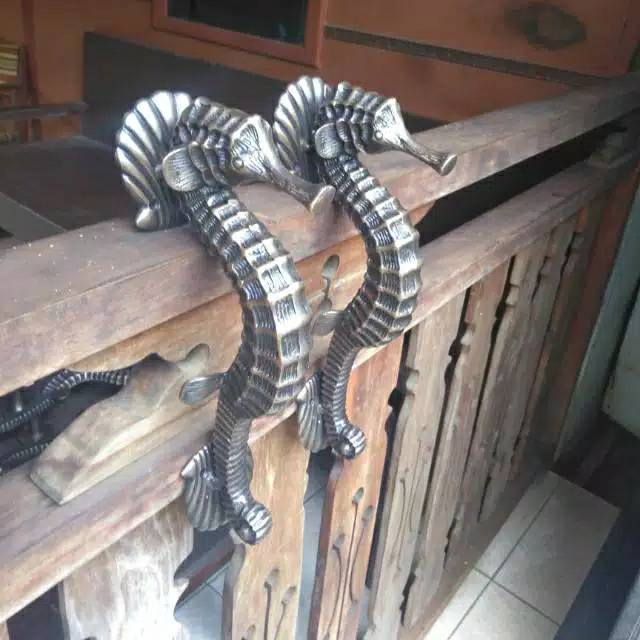 Handle Pintu / Gagang Pintu Rumah Pagar Kuningan Motif Kuda Laut 01