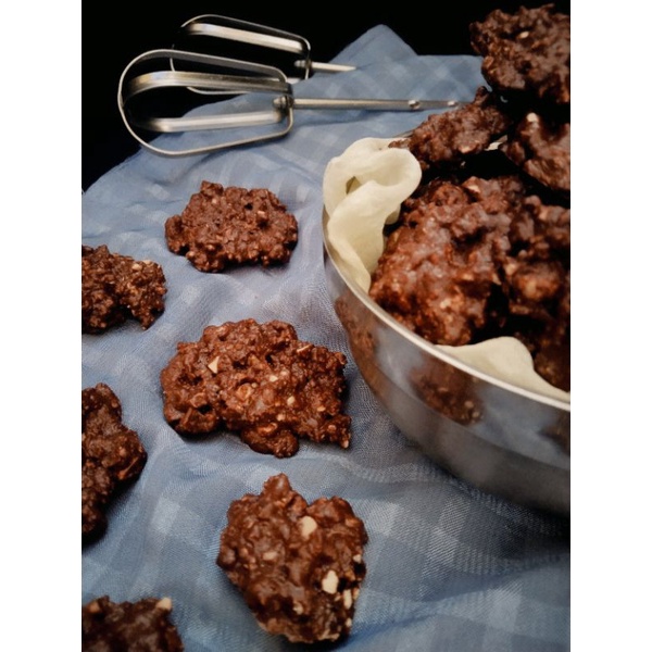 

chocolate peanuts cookies