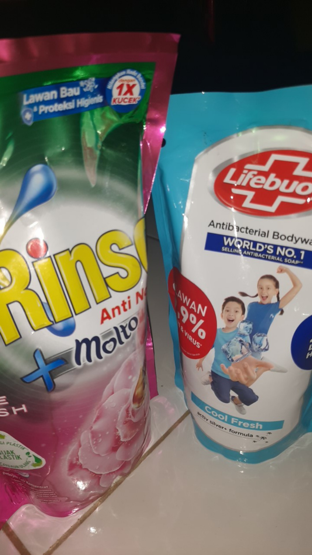 Rinso Cair Molto Rose Fresh & Perfume Essence  750 Ml