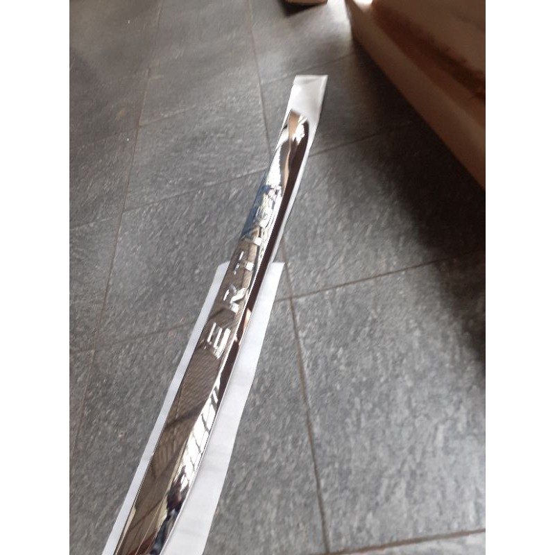 trunklid/ garnish bagasi new ertiga