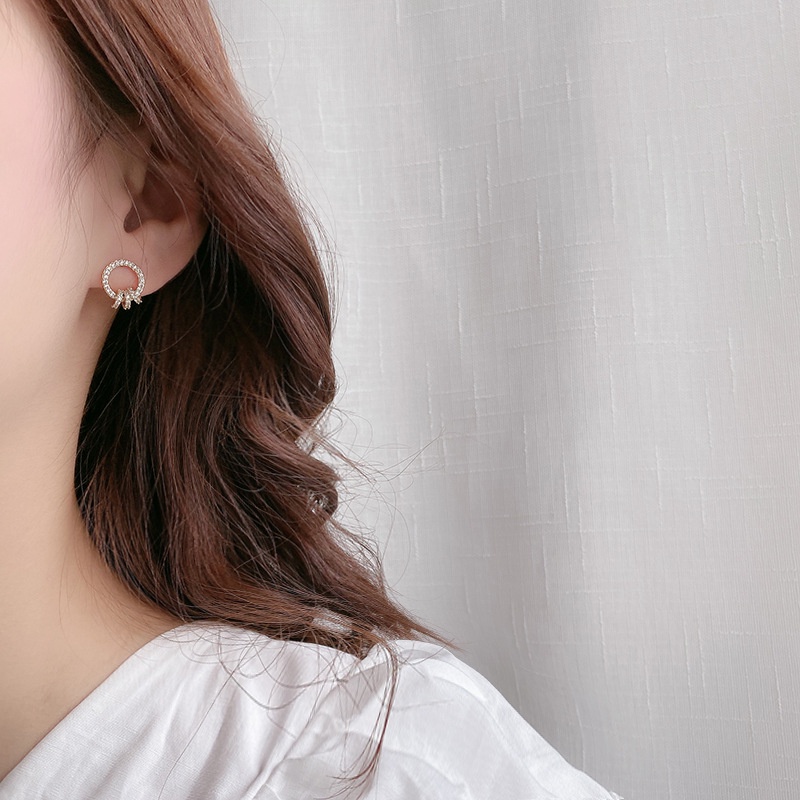 Anting Tusuk Bentuk Pita Bahan 925 Silver Aksen Berlian Untuk Perempuan