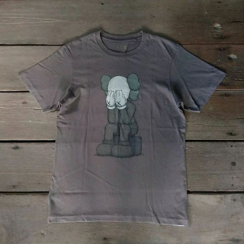 baju atau kaos uniqlo x kaws second dan bekas