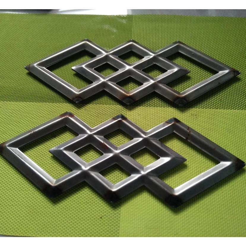 besi plat wajik susun tiga ornamen pagar tralis canopy balkon