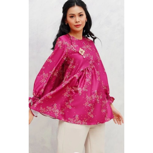 PRELOVED BELLA BLOUSE RASPBERRY SIZE XS WEARING KLAMBY