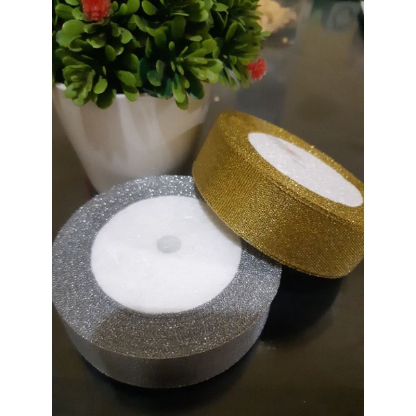 

PITA GLITER MAS PERAK LEBAR 2CM dan 2.5CM PER ROLL ISI 25 YARD