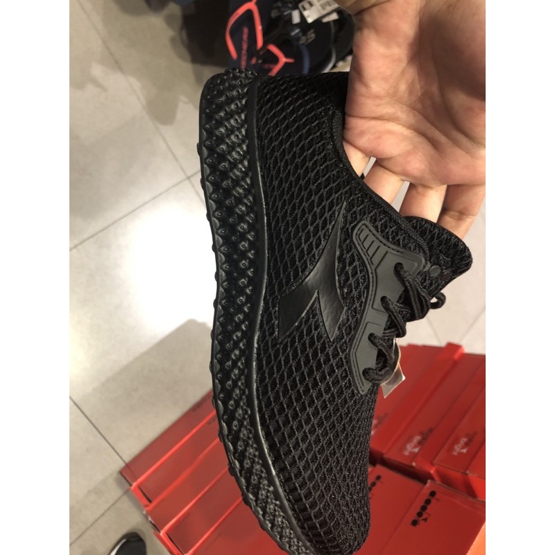 DIADORA SEPATU RUNNING COWOK DISKON 50%