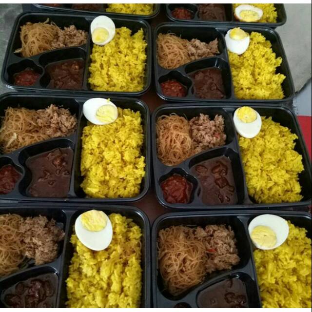 

Nasi Kuning komplit