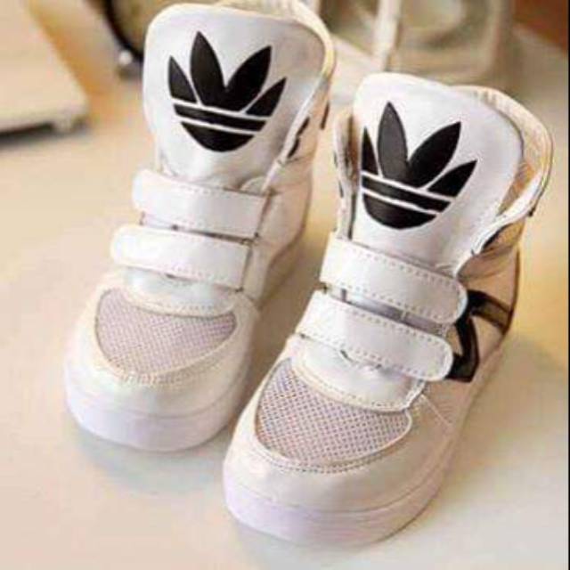 Sepatu boot Adidas Putih