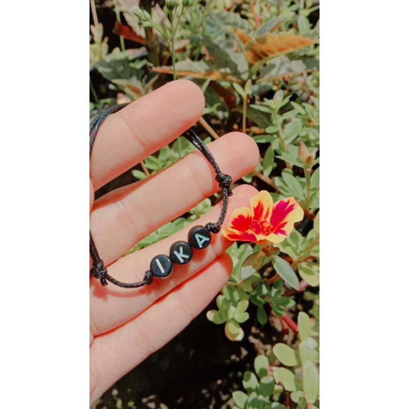 GELANG INISIAL HURUF BULAT HITAM MURAH