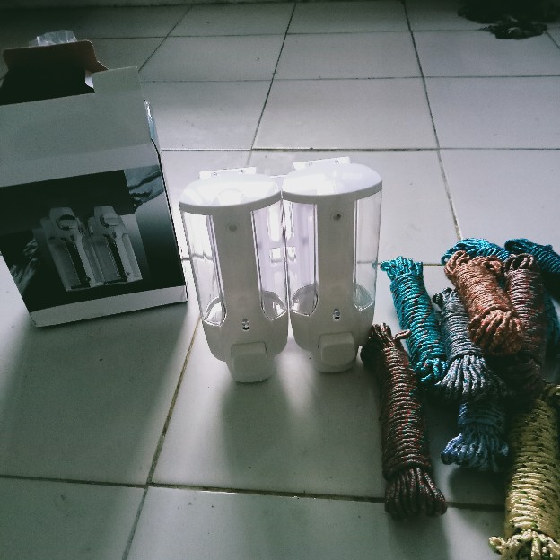 Dispenser Sabun Cair Dan Shampoo 2 Tabung