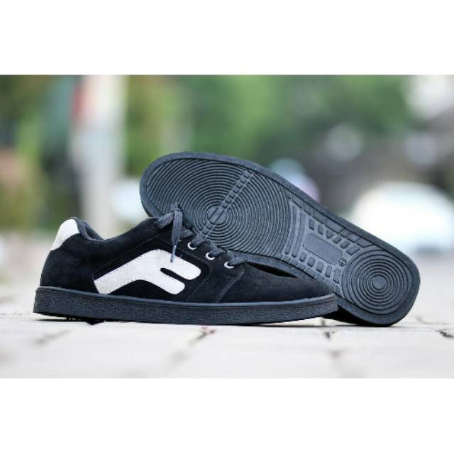 Sneakers pria sepatu casual santai kerja sepatu casual