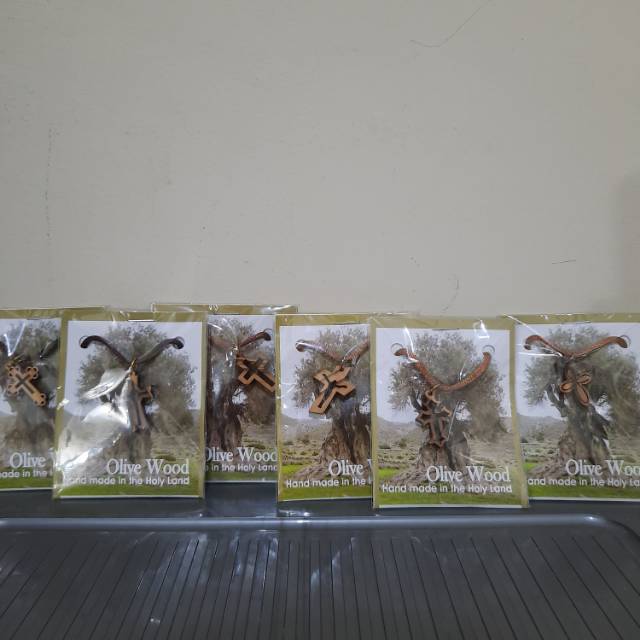 kalung bandul salib bahan kayu olive